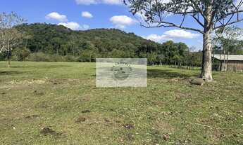 Imagem 3: Terreno todo plano, com 15.000 m², fundos para o Rio Cubatão, apenas 150 metros do asfalto