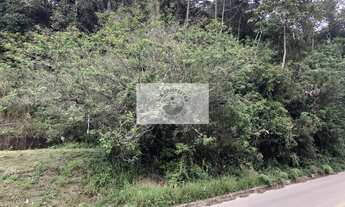 Imagem: Amplo terreno em aclive com 1.758 m² na