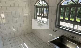 Imagem 2: Sobrado com suite e mais 2 quartos, terreno amplo, de frente para o asfalto, piscina, 5 va