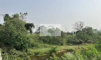 Imagem 4: Amplo terreno na Estrada da Ilha com 139.057 m², plano, cercado, com casas, analisa parcel