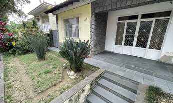 Imagem: Casa com 3 quartos, quintal com piscina