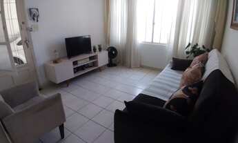 Imagem: Duas casas à venda, sendo uma delas um