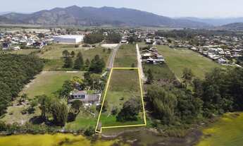 Imagem: Oportunidade Única à Beira da Lagoa de