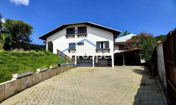 Imagem 2: Sobrado de esquina à venda com 4 dormitórios, sendo 1 suíte no Bairro Saguaçu em Joinv