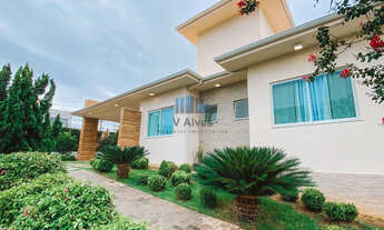 Imagem 2: Casa linear com 375m² de área construída, 4 quartos, piscina e alto padrão de acabamento