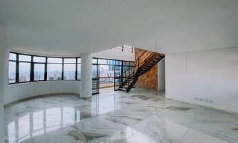 Imagem 2: Cobertura com 442m², 4 quartos, sendo 4 suítes e 5 vagas de garagem. À venda, no bairro A