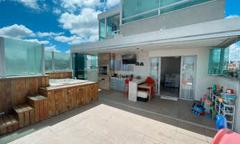 Imagem: Cobertura com deck de madeira e hidromassagem