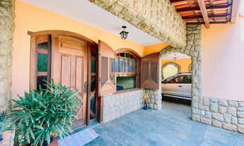 Imagem 2: Casa com 324m² de área construída, 5 quartos, 3 vagas. À venda, no bairro Dona Clara!