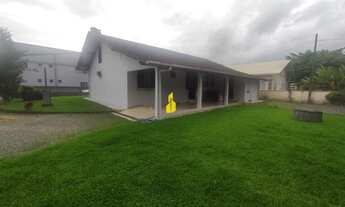 Imagem: Duas casas em amplo terreno