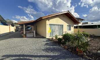 Imagem: Casa ampla com 3 quartos e cozinha profissional