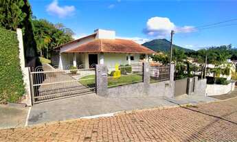 Imagem: BELÍSSIMA CASA COM PISCINA E AMPLO TERRENO