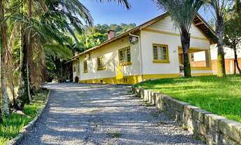 Imagem 2: Casa Espaçosa com 3 Dormitórios e Terreno Amplo de 20.616,00m²