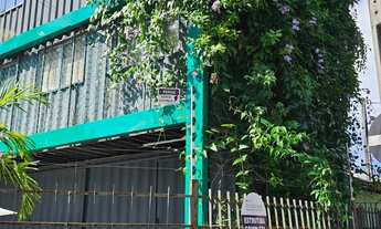 Imagem 3: SIQUEIRA ALUGA: LOJA/SALA TÉRREA COM 18m² COM ÁREA EXTERNA COM MESAS E CADEIRAS NA TORRE