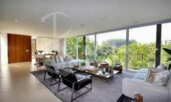 Imagem 3: Casa com 890m², 4 suítes, sala de TV e projeto sustentável no Melville