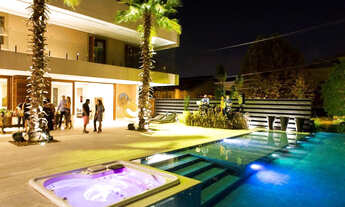 Imagem 3: Casa com 1.600m², 12 vagas de garagem, 4 suítes, piscina, SPA e sala de TV no Tamboré 02