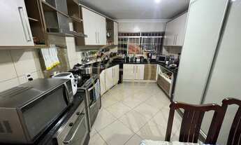 Imagem 3: Charmoso Sobrado com Espaços Amplos e Aconchegantes!