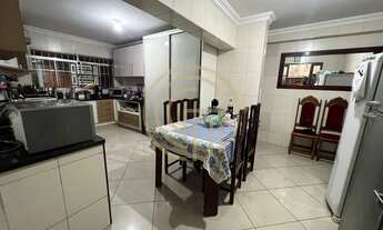 Imagem 2: Charmoso Sobrado com Espaços Amplos e Aconchegantes!