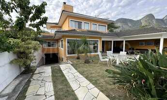 Imagem 3: Casa Duplex com 6 quartos e 450m², à venda na Praia de Itacoatiara, Niterói/RJ