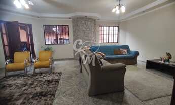 Imagem 2: Sobrado amplo com 3 dormitórios, suíte, área gourmet e quintal gramado – 369m² construídos