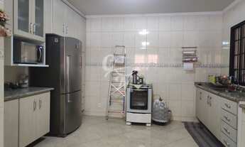 Imagem 7: Sobrado amplo com 3 dormitórios, suíte, área gourmet e quintal gramado – 369m² construídos