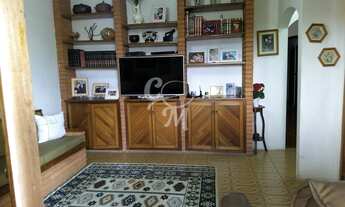 Imagem: Casa avarandada com cômodos amplos