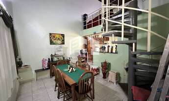 Imagem 2: Sobrado com excelente espaço de quintal e a instantes do mar