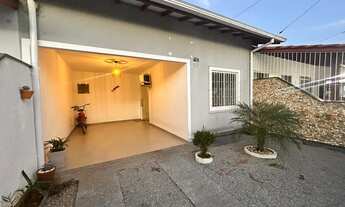 Imagem: Casa com Garagem Coberta e Quintal - Barra