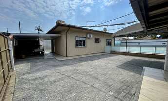 Imagem: Casa Semimobiliada com Piscina e Amplo Terreno