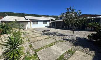 Imagem: Casa na Praia da Pinheira com Amplo Terreno