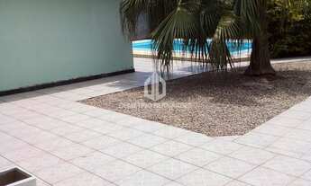 Imagem 2: Casa com três dormitórios e piscina Cordeiros Itajaí Demétrio Bernardes Imóveis