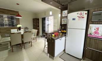 Imagem 2: 4 dormitórios, 1 suítes, 2 banheiro, 2 vagas na garagem