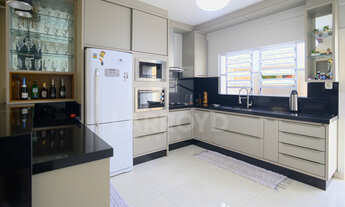 Imagem 2: 3 dormitórios, 1 suítes, 2 banheiro, 2 vagas na garagem