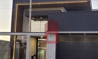 Imagem 2: Casa com piscina e energia fotovoltaica