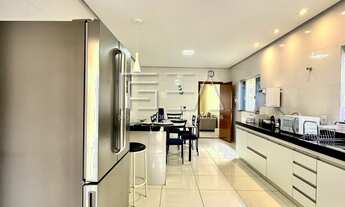 Imagem 2: Ótima Oportunidade! Casa com 3 Quartos, Suíte e Área Gourmet com Churrasqueira