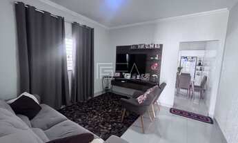 Imagem 4: Residência Encantadora com 3 Quartos, Suíte, Armários Planejados e Edícula