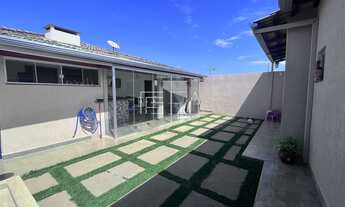 Imagem 2: Residência Encantadora com 3 Quartos, Suíte, Armários Planejados e Edícula