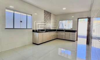 Imagem 2: EXCELENTE OPORTUNIDADE! CASA À VENDA - 03 QUARTOS SENDO 01 SUÍTE COM QUINTAL E ÓTIMA LOCAL