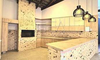 Imagem 7: Encanto Vintage com Toque Moderno: Residência Exclusiva com Piscina em Localização Privile