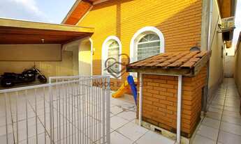 Imagem: Casa com 4 dormitórios e quintal com piscina