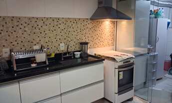 Imagem 4: Amplo Apartamento Reformado com Suíte, Closet e Varandão no Ingá – Localização Privilegiad