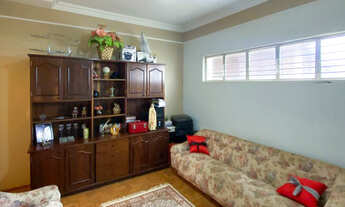 Imagem 2: Casa com piscina e lago com carpas