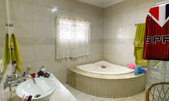 Imagem 5: Casa com piscina e lago com carpas