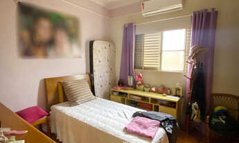 Imagem 4: Casa com piscina e lago com carpas