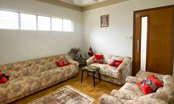 Imagem 3: Casa com piscina e lago com carpas