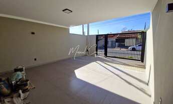 Imagem 2: Linda casa à venda com 2 quartos, sendo 1 suíte com porta balcão, garagem para 2 carros e