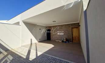 Imagem 3: Linda casa à venda com 2 quartos, sendo 1 suíte com porta balcão, garagem para 2 carros e