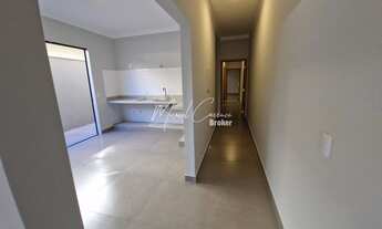 Imagem 5: Linda casa à venda com 2 quartos, sendo 1 suíte com porta balcão, garagem para 2 carros e