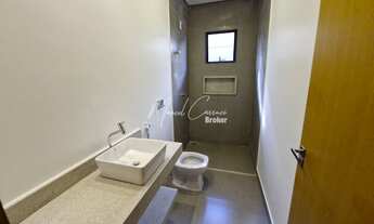 Imagem 7: Linda casa à venda com 2 quartos, sendo 1 suíte com porta balcão, garagem para 2 carros e