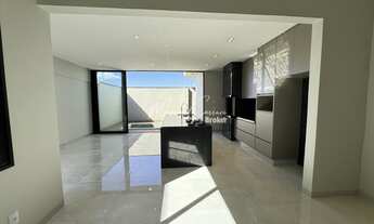 Imagem 5: Belíssima casa à venda com 3 suítes sendo 1 máster com closet e banheira, rica em detalhes