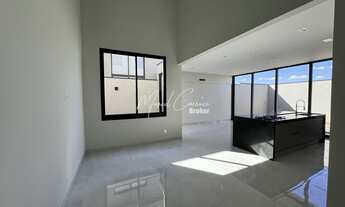 Imagem 2: Belíssima casa à venda com 3 suítes sendo 1 máster com closet e banheira, rica em detalhes